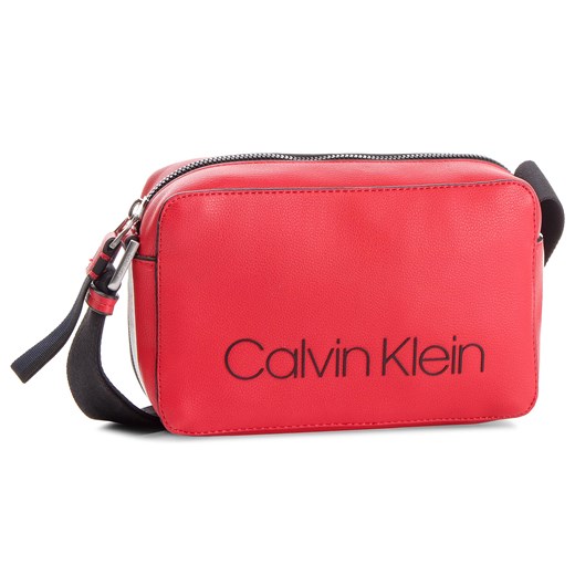 Listonoszka Calvin Klein ze zdobieniami różowa średnia elegancka na ramię 
