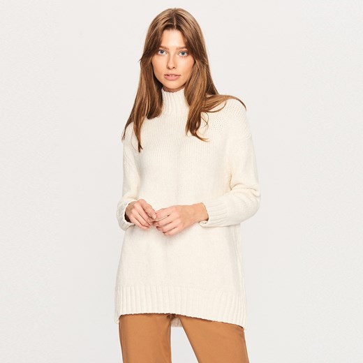 Reserved sweter damski z golfem beżowy na zimę 