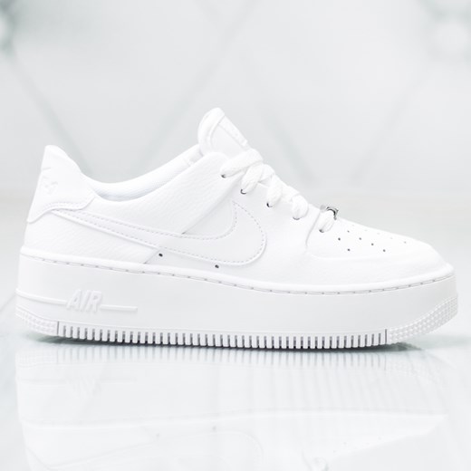 Buty sportowe damskie Nike białe na wiosnę bez wzorów wiązane 