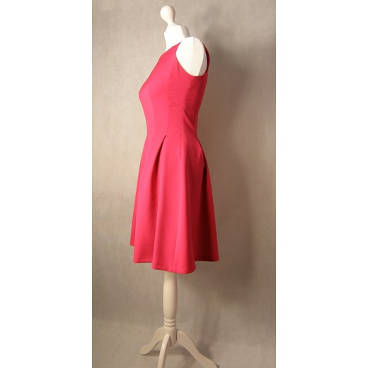 Sukienka La-toya czerwona bez wzorów mini rozkloszowana z okrągłym dekoltem na co dzień 