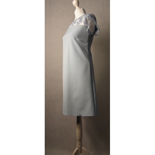 Sukienka Koan z krótkim rękawem trapezowa szara elegancka koronkowa na sylwestra 