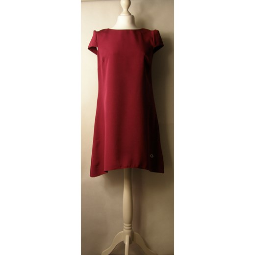 Sukienka Uplander czerwona trapezowa na randkę elegancka midi z krótkimi rękawami 