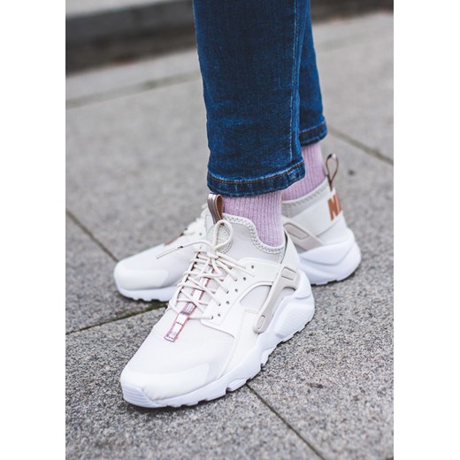 Buty sportowe damskie Nike do biegania huarache białe płaskie bez wzorów 