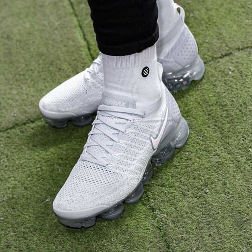 Buty sportowe damskie Nike dla biegaczy białe na płaskiej podeszwie sznurowane 
