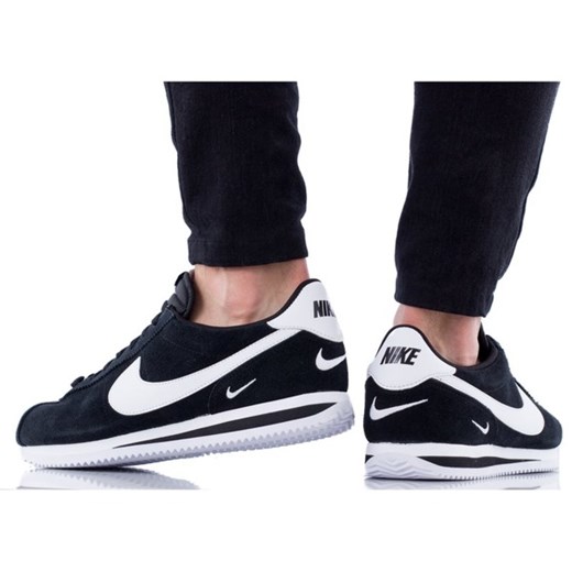 Nike Classic Cortez Basic SE Nike 42.5 Sneaker Peeker