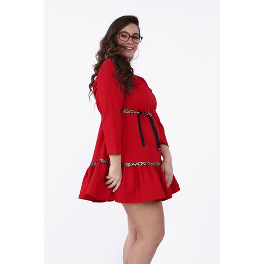 Czerwona sukienka Plus Size z falbaną na co dzień B09