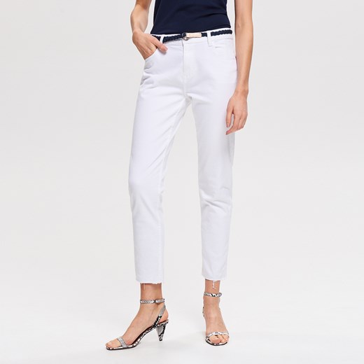 Białe jeansy damskie Reserved w miejskim stylu 