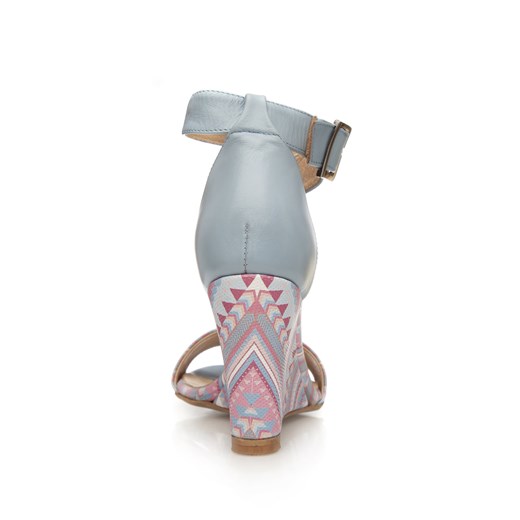 Sandały damskie Arturo Vicci z klamrą skórzane w abstrakcyjnym wzorze na średnim obcasie 