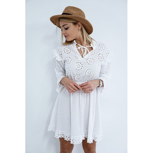 Sukienka biała z żabotem 