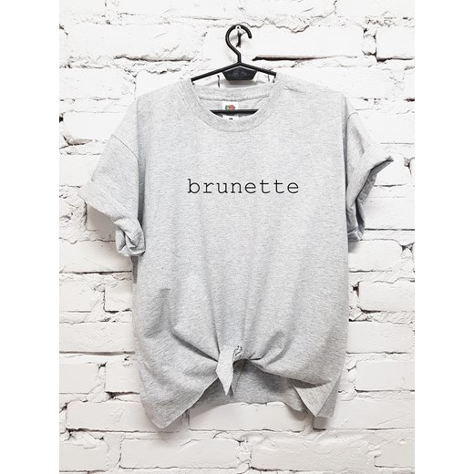 Bluzka wiązana w tali z napisem brunette