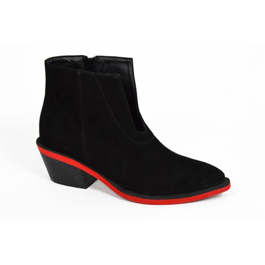 MargoShoes czarne kowbojki botki damskie z czerwoną podeszwą płaska podeszwa niski obcas buty motocyklowe ostry czubek skóra naturalna kowboje