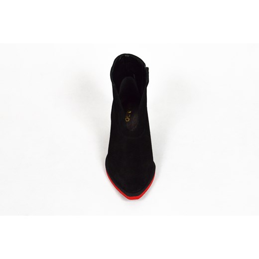 MargoShoes czarne kowbojki botki damskie z czerwoną podeszwą płaska podeszwa niski obcas buty motocyklowe ostry czubek skóra naturalna kowboje