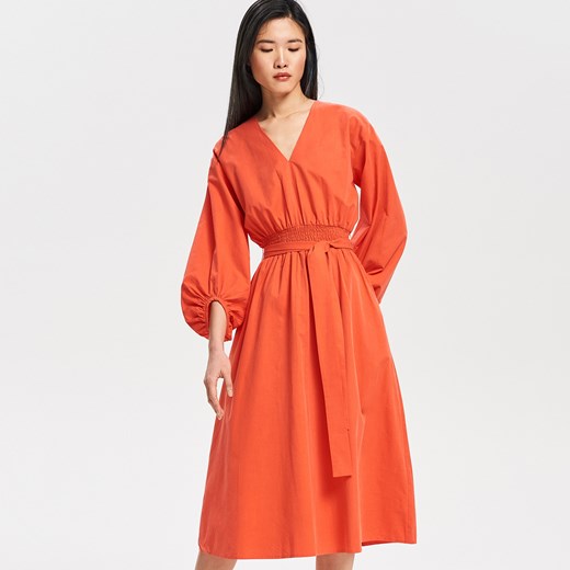 Sukienka Reserved pomarańczowy midi z dekoltem v z długimi rękawami 