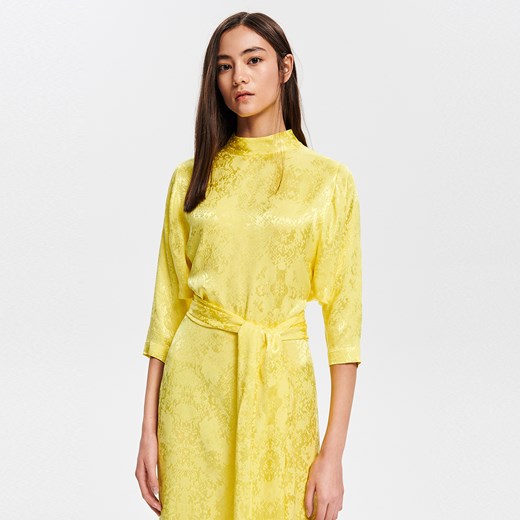 Sukienka żółta Reserved prosta z golfem midi 