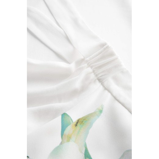 Biała sukienka ORSAY na urodziny trapezowa w kwiaty 