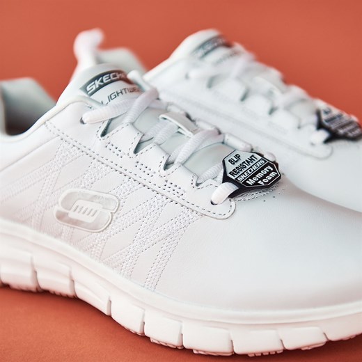Buty sportowe damskie Skechers sznurowane białe na wiosnę na płaskiej podeszwie 