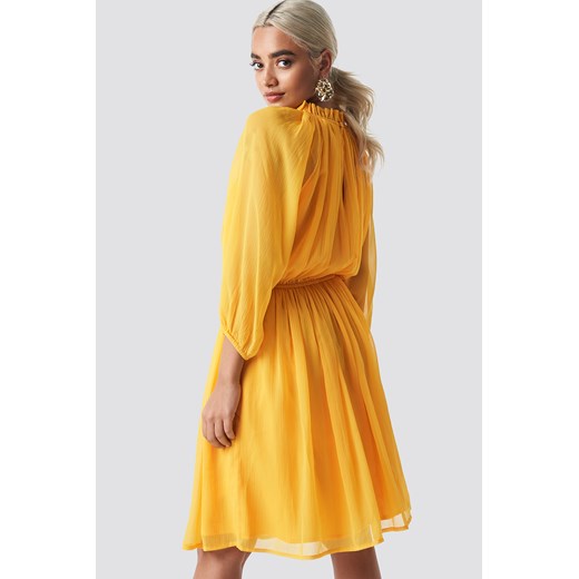Sukienka żółta NA-KD Boho midi luźna z długim rękawem bez wzorów 