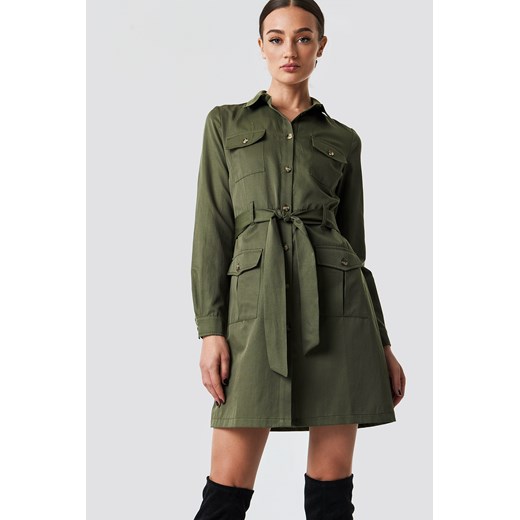 Sukienka NA-KD Trend casual zielona szmizjerka mini z kołnierzykiem 