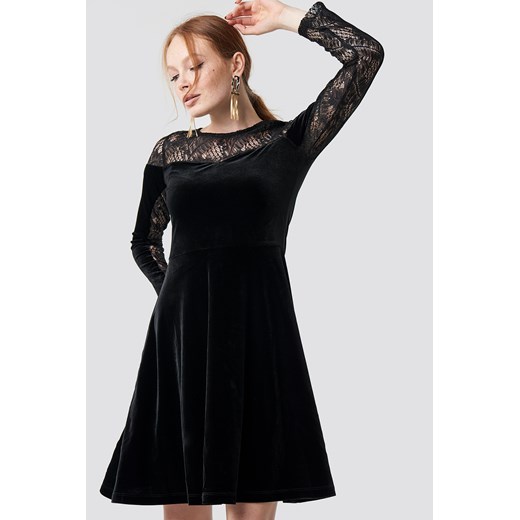 Sukienka Trendyol z długim rękawem czarna z okrągłym dekoltem mini 