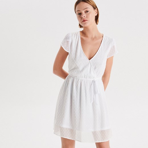 Sukienka biała Cropp mini z tkaniny bez wzorów z krótkim rękawem 