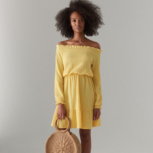 Mohito sukienka żółta z odkrytymi ramionami z długimi rękawami 