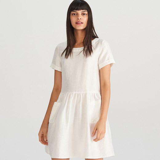 Sukienka biała Reserved z okrągłym dekoltem 