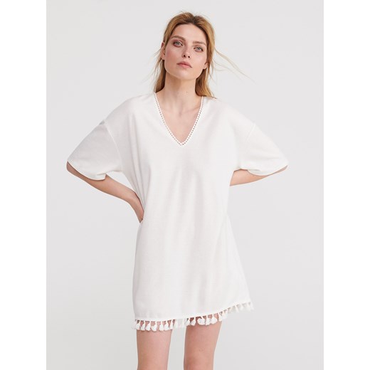 Reserved sukienka oversize biała z długim rękawem gładka na lato 