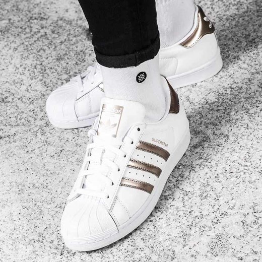 Białe trampki damskie Adidas superstar bez wzorów wiązane z niską cholewką 