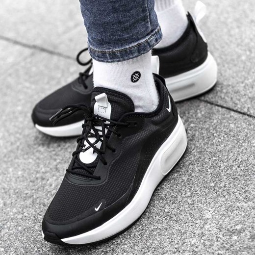 Buty sportowe damskie Nike dla biegaczy czarne na koturnie bez wzorów na wiosnę 