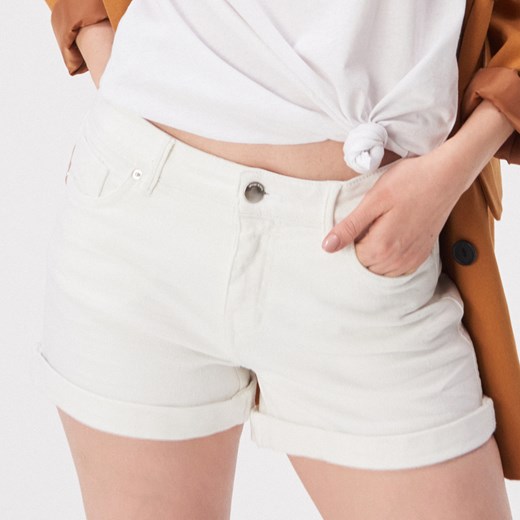 Białe szorty Sinsay z jeansu 