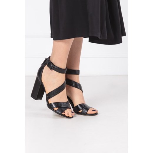 Sandały damskie czarne Guess bez wzorów eleganckie na średnim obcasie na skórzane z klamrą 