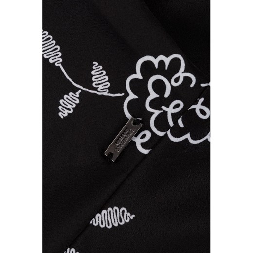 Sukienka Armani czarna z krótkimi rękawami w kwiaty z dekoltem typu hiszpanka z odkrytymi ramionami na spacer 