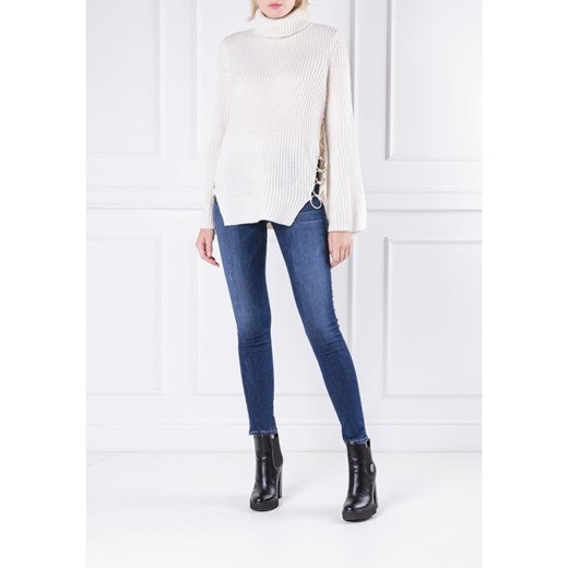 Sweter damski Guess Jeans z golfem biały bez wzorów 
