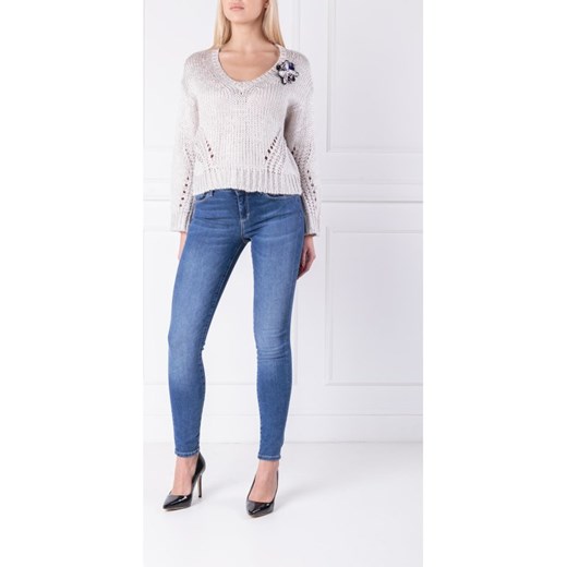 Sweter damski biały Guess Jeans z dekoltem w literę v 