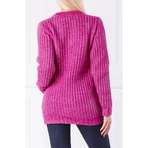 Różowy sweter damski Guess Jeans z dekoltem w serek 
