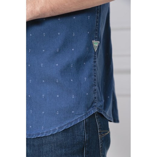 Niebieska koszula męska Guess Jeans w abstrakcyjnym wzorze z włoskim kołnierzykiem z krótkim rękawem 