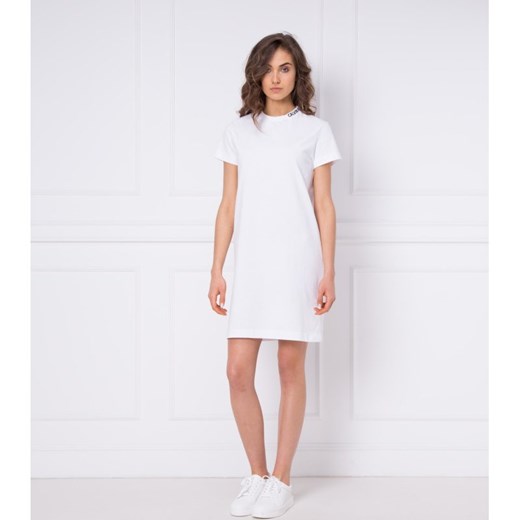 Biała sukienka Calvin Klein z okrągłym dekoltem casualowa z krótkim rękawem mini na spacer 