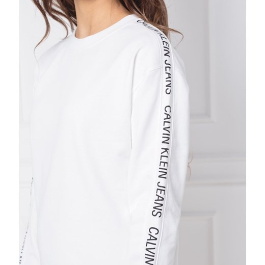Sukienka Calvin Klein na spacer biała z okrągłym dekoltem z napisami 