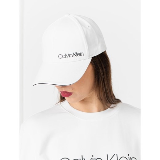 Białe czapka z daszkiem damska Calvin Klein w stylu młodzieżowym 