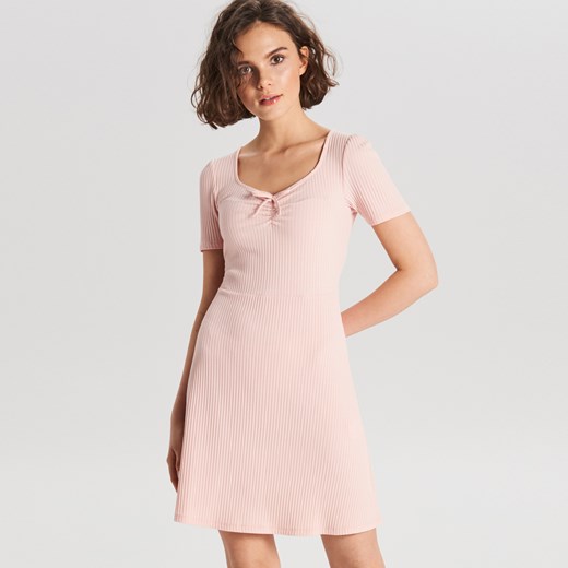 Cropp - Sukienka mini z marszczeniem - Różowy  Cropp S 