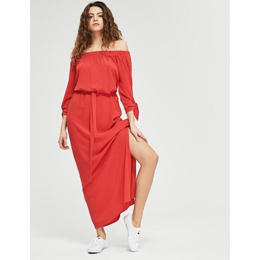 Sukienka Diverse czerwona z odkrytymi ramionami 