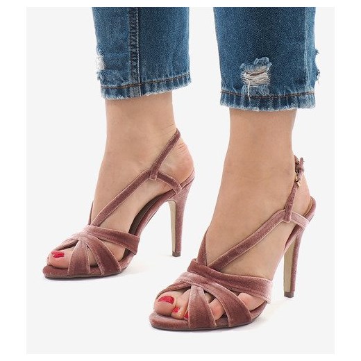 Sandały damskie różowe bez wzorów z klamrą na szpilce 