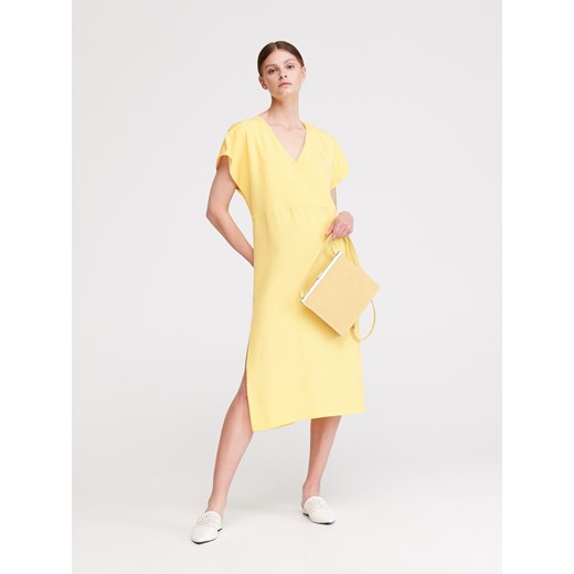 Sukienka żółta Reserved z krótkim rękawem midi prosta 