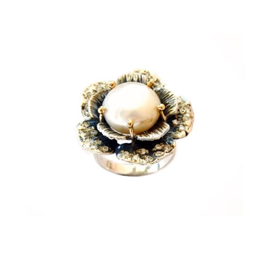 Wyjątkowo kobiecy pierścionek z perłą  Astorga  Luxuryproducts.pl