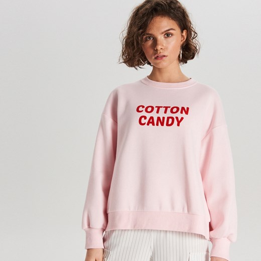 Bluza damska Cropp różowa jesienna krótka z napisem 
