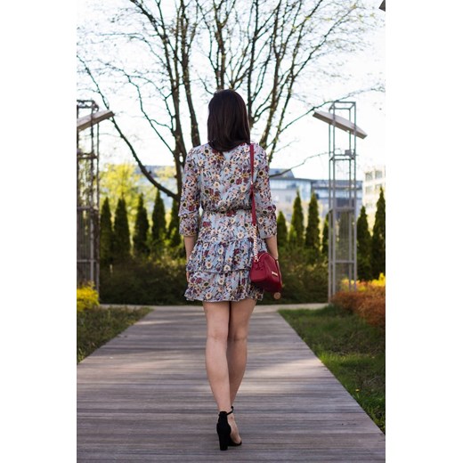 Sukienka Gianna Butik rozkloszowana na spacer z długim rękawem mini z okrągłym dekoltem 