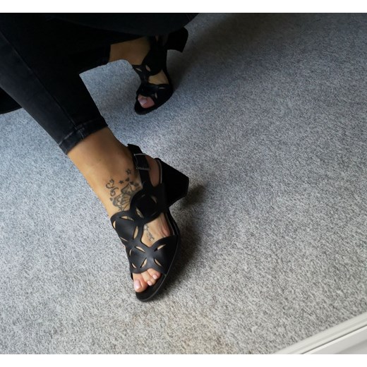 Sandały damskie Nessi z klamrą ze skóry na obcasie 