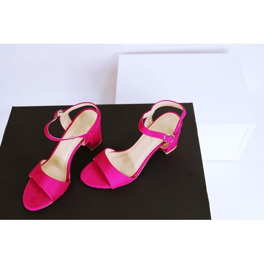 Sandały damskie eleganckie z klamrą różowe gładkie 