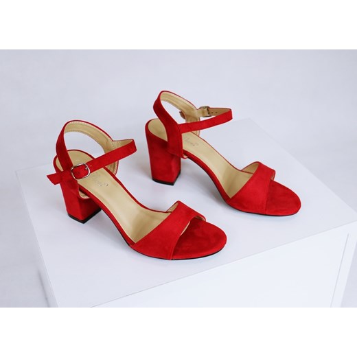 Sandały damskie czerwone bez wzorów z klamrą eleganckie 