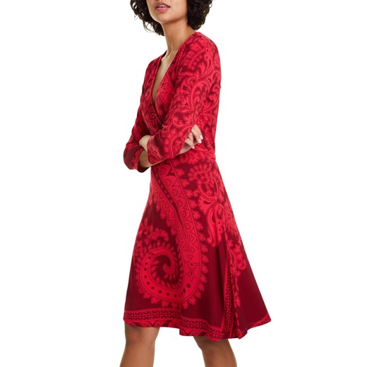 Sukienka czerwona Desigual z dekoltem w serek z długimi rękawami mini trapezowa casualowa na spacer 